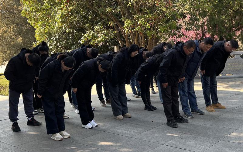鑫达能企业参观82烈士墓